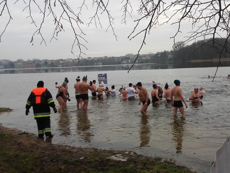 Na sępoleńskiej plaży witali Nowy 2017 Rok!! (FOTO)