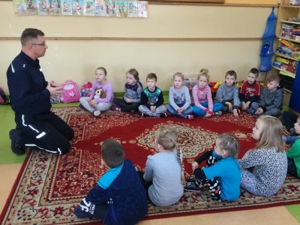 Profilaktyczne lekcje z policjantem (FOTO)