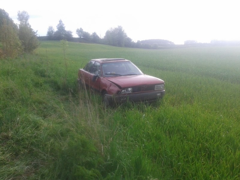Wyleciał z drogi i dachował (FOTO)