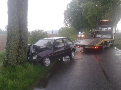 Uderzył w drzewo i uciekł z miejsca zdarzenia (FOTO)