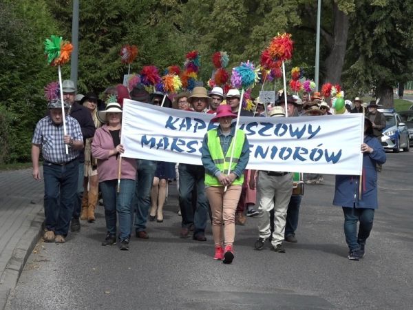 V Marsz Kapeluszowy Seniorów w Kamieniu Krajeńskim [WIDEO]