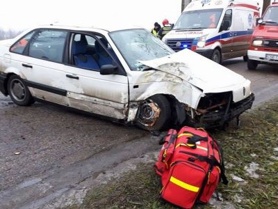 Samochód osobowy uderzył w drzewo (FOTO)
