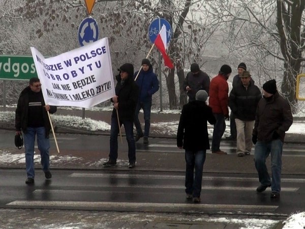 Rolnicza blokada "krajówki" (WIDEO)