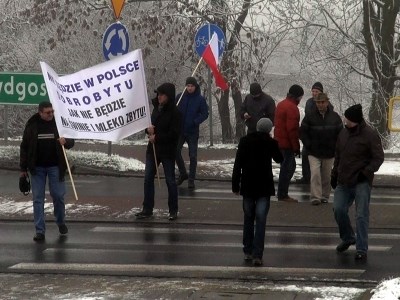 Rolnicza blokada "krajówki" (WIDEO)