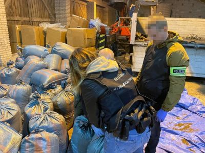 Wpadli z "lewym" tytoniem. Sępoleńscy kryminalni i funkcjonariusze KAS zabezpieczyli 7,5 tony nielegalnego towaru [FOTO/WIDEO]