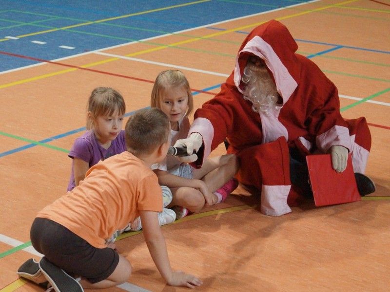 Przedświąteczne gry i zabawy ruchowe z udziałem Gwiazdora! (FOTO)