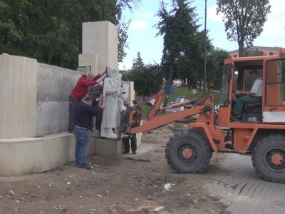 Montaż figur na pomniku Wdzięczności Chrystusa Króla w Sępólnie (WIDEO)
