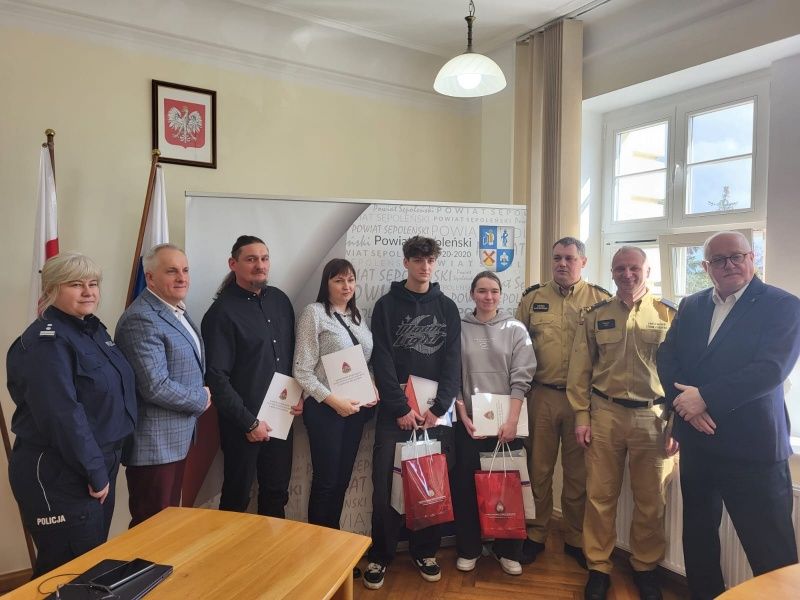 Młodzi bohaterowie uratowali życie mężczyźnie [FOTO]