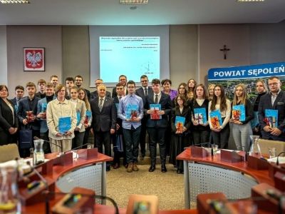 Wyróżnienia i stypendia dla najzdolniejszych uczniów szkół powiatu sępoleńskiego [WIDEO]