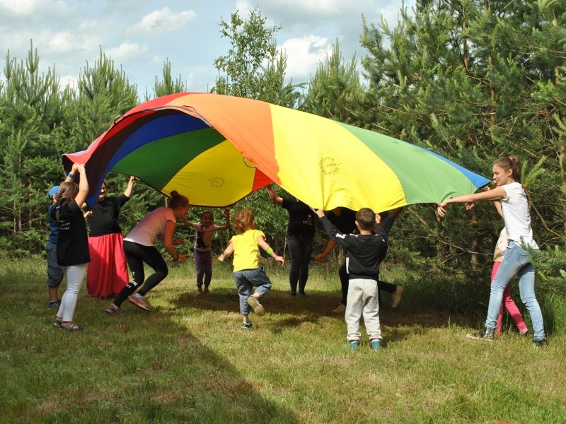 Czarmuń bawił się na boisku (FOTO)