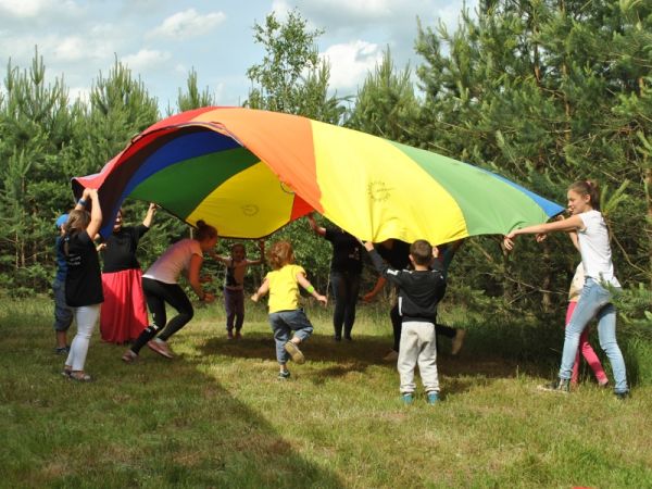 Czarmuń bawił się na boisku (FOTO)