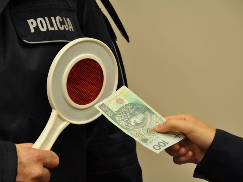 Kierowca nie chciał mandatu i próbował przekupić policjantów