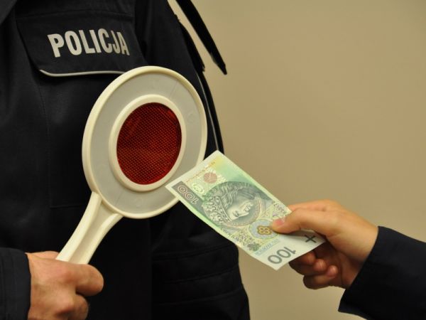 Kierowca nie chciał mandatu i próbował przekupić policjantów