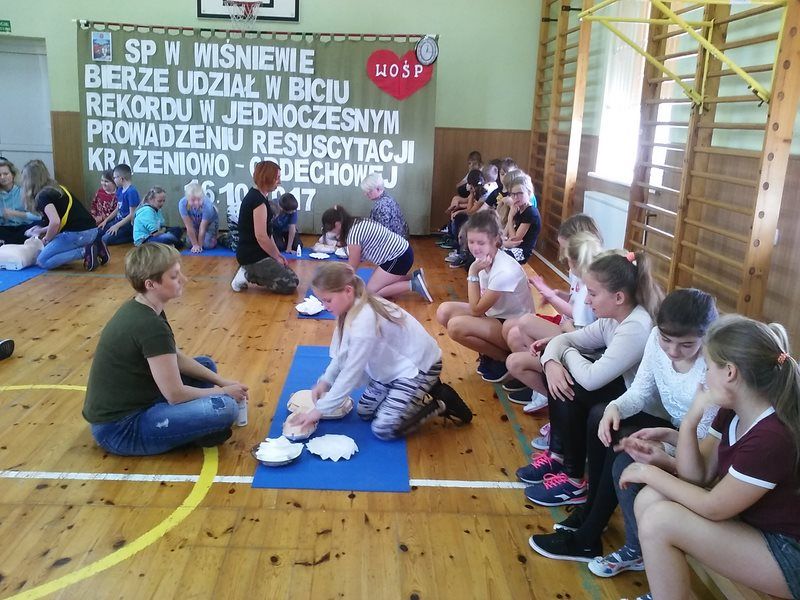 Próba pobicia rekordu w wykonywaniu resuscytacji krążeniowo-oddechowej (FOTO)