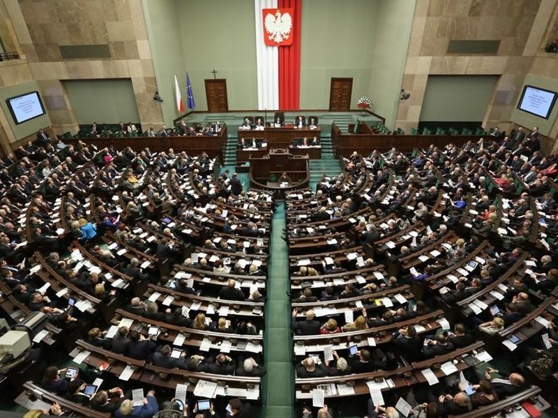 Wygrana PiS-u, niska frekwencja