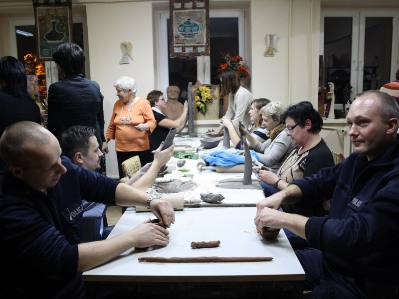 "Gliniarze" garnki lepią… (FOTO)