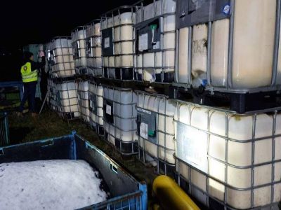 Kilkaset beczek z chemikaliami. Zlikwidowano nielegalne składowisko w Sępólnie Krajeńskim [WIDEO]